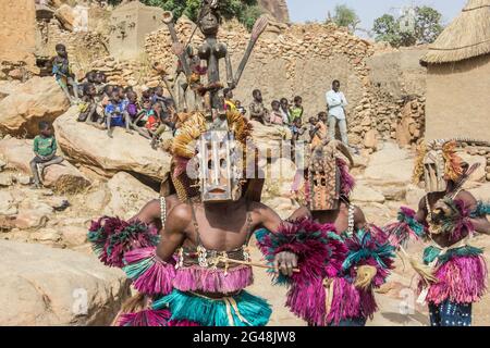 Danseurs Dogon exécutant la danse rituelle Dama portant des masques Kanaga, Mali Banque D'Images