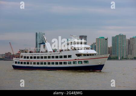 Vue panoramique aérienne en bateau naviguant dans la rivière Hudson près du centre-ville de New York. Les gens peuvent être vus sur le bateau Banque D'Images