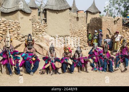 Danseurs Dogon exécutant la danse rituelle Dama portant des masques Kanaga, Mali Banque D'Images