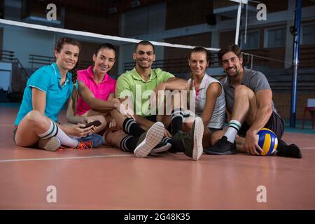 Portrait des heureux joueurs de volley se détendre Banque D'Images