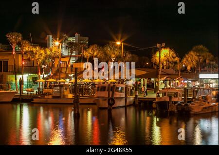 Marina et dîner à l'extérieur au bord de la rivière Halifax, Daytona Beach, Floride, États-Unis Banque D'Images