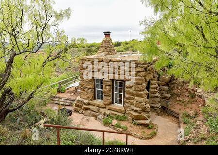 Chalet rustique Charles Goodnight au parc national de Palo Duro Canyon, Texas. Banque D'Images