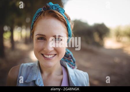 Portrait de jeune femme souriante à la ferme d'oliviers Banque D'Images