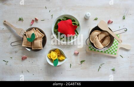 Dans cette image, vous pouvez voir une table à manger avec une cuisine italienne typique, comme le tagliatelle al sugo et les raviolis de pâtes. C'est de la nourriture pour les enfants. Banque D'Images