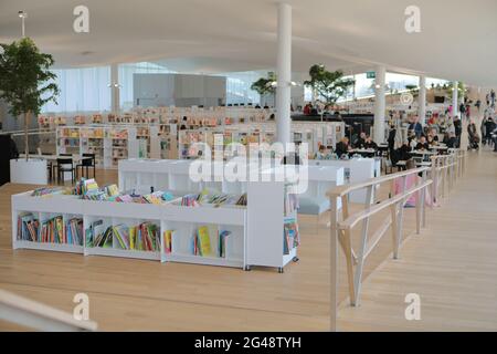 Les gens de la bibliothèque Oodi à Helsinki, en Finlande Banque D'Images