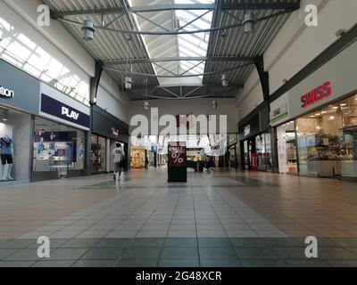 POZNAN, POLOGNE - 17 juin 2021 : intérieur du centre commercial M1 avec une boutique suisse. Banque D'Images