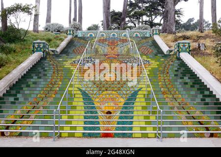 Lincoln Park Steps. Installation de carreaux de mosaïque d'art sur le bord du parc Lincoln à San Francisco. Banque D'Images