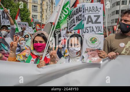 La manifestation pour la liberté du peuple sahraoui, a quitté la Plaza de España à 12 heures du matin pour se terminer à la Puerta del sol, où un acte a été réalisé. Cette marche qui a commencé à Cadix le 15 avril et a voyagé à travers différentes régions de la géographie espagnole. La « arche de la liberté » est née de la logique de l'action directe non violente pour justifier et donner de la visibilité à la lutte du peuple sahraoui et, de cette façon, sensibiliser les différents groupes politiques et, surtout, les citoyens, à la situation d'urgence vécue par la population sahraouie, qui h Banque D'Images