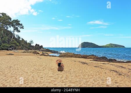 Vue sur la plage de Palm Cove jusqu'à Double Island au large de la mer de Corail, juste au nord de Cairns QLD Australie Banque D'Images