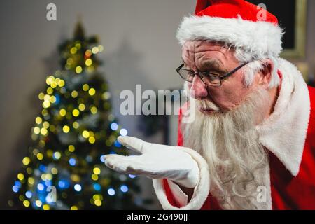 Baiser soufflant du Père Noël Banque D'Images