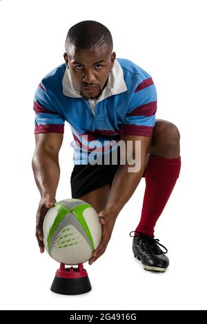 Portrait complet d'un joueur de rugby masculin qui garde le ballon sur le tee-shirt Banque D'Images