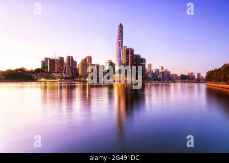 Ville de Sydney vue panoramique autour des tours en hauteur de Barangaroo, traversant le port au lever du soleil. Banque D'Images