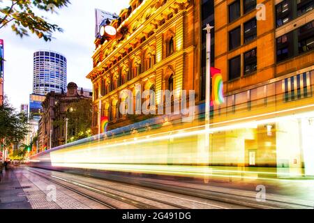 George Street dans la ville de Sydney CBD centre-ville en traversant Martin place avec un tramway léger flou. Banque D'Images