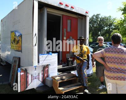 Burlington, Wisconsin, États-Unis. 19 juin 2021. Talib Akbar, qui a passé 20 ans dans le système carcéral du Wisconsin, a apporté sa réplique mobile d'une cellule d'isolement à l'observance du dix-septième jour à Echo Lake Park à Burlington le samedi 19 juin 2021. L'espace est de six pieds, deux pouces de large, dix pieds de profondeur et dix pieds de haut. Il voyage dans le Wisconsin avec le camion de cargaison dans laquelle il est construit, pour sensibiliser les gens aux conditions dans les prisons./Mark Hertzberg pour le journal Times crédit: Mark Hertzberg/ZUMA Wire/Alay Live News Banque D'Images