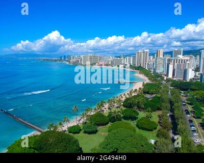 Drone vue panoramique aérienne de Waikiki Beach Honolulu Hawaii USA. Eau turquoise, hôtels et stations balnéaires, plage de sable blanc, palmiers verts Banque D'Images