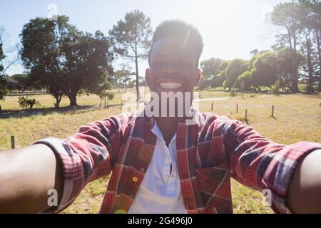 Homme debout dans le parc par une journée ensoleillée Banque D'Images