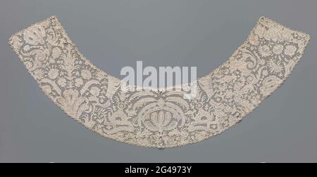 Collier composé de différents morceaux de côté d'aiguille avec des fleurs et des fruits exotiques. Collier composé d'un ou plusieurs morceaux de couleur naturelle côté aiguille: Côté argentin. Modèle incurvé en forme de bande. Motif avec fleurs, feuilles et fruits. Un motif symétrique au milieu consiste en un arc demi-circulaire attribué par une rosette. Quatre longues feuilles à plumes volent l'une au-dessus de l'autre de la rosette et fléchissent sur l'arc. Sous l'arc, une fleur à cinq bulles, peut-être un lys français. Le reste du modèle n'est pas entièrement symétrique et se compose de fleurs (œillets, fleurs rosettes), fruits exotiques y compris Banque D'Images