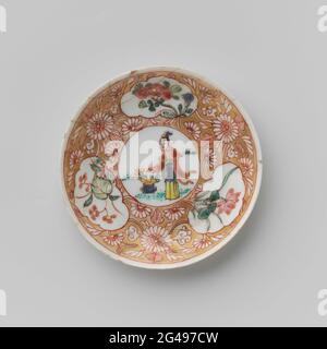 Soucoupe avec une Dame avec panier à fleurs et plantes à fleurs en panneaux. Plat de porcelaine avec paroi d'épandage, peint sur le glaçage en bleu, rouge, rose, vert, noir et or. Sur le plateau un médaillon avec une dame dans un paysage avec un panier floral; pour passer les boissons de fleurs à économie de médaillon et trois cartouilles avec des plantes à fleurs (O.A. Lotus) dans un sol doré. Le plat a été cassé. Famille Rose. Banque D'Images