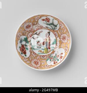 Soucoupe avec une Dame avec panier à fleurs et plantes à fleurs en panneaux. Plat de porcelaine avec paroi d'épandage, peint sur le glaçage en rouge, rose, vert, noir et or. Sur le plateau un médaillon avec une dame dans un paysage avec un panier floral; autour du médaillon économisé des boissons de fleurs et trois cartouilles avec des plantes à fleurs (Lotus et al.) contre un sol doré. Famille Rose. Banque D'Images