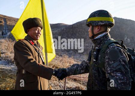 12 décembre 2018-Cheorwon, Corée du Sud-sur cette photo, fournie par le ministère de la défense de la Corée du Sud, la Corée du Sud et du Nord ont achevé un processus d'une journée pour vérifier leurs récents travaux visant à retirer certains postes de garde (GPS) de la zone démilitarisée (DMZ), ont déclaré mercredi les autorités de défense de Séoul. Le ministère de la Défense nationale a déclaré dans un message texte aux journalistes que les inspecteurs du Nord ont terminé leurs travaux du côté sud de la zone démilitarisée et ont traversé la ligne de démarcation militaire pour rentrer chez eux vers 4 h 53. Séoul et Pyongyang ont d'abord accepté de démolir 11 GPS chacun La zone démilitarisée mais décidé tard Banque D'Images