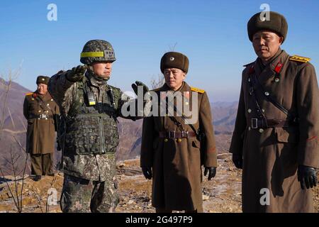 12 décembre 2018-Cheorwon, Corée du Sud-sur cette photo, fournie par le ministère de la défense de la Corée du Sud, la Corée du Sud et du Nord ont achevé un processus d'une journée pour vérifier leurs récents travaux visant à retirer certains postes de garde (GPS) de la zone démilitarisée (DMZ), ont déclaré mercredi les autorités de défense de Séoul. Le ministère de la Défense nationale a déclaré dans un message texte aux journalistes que les inspecteurs du Nord ont terminé leurs travaux du côté sud de la zone démilitarisée et ont traversé la ligne de démarcation militaire pour rentrer chez eux vers 4 h 53. Séoul et Pyongyang ont d'abord accepté de démolir 11 GPS chacun La zone démilitarisée mais décidé tard Banque D'Images