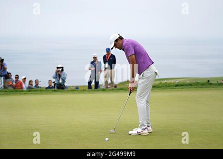 San Diego, États-Unis. 19 juin 2021. Scottie Scheffler des États-Unis, tape un putt dans la coupe sur le deuxième vert pendant la troisième partie au 121e championnat américain ouvert au parcours de golf de Torrey Pines à San Diego, Californie, le samedi 19 juin 2021. Photo de Richard Ellis/UPI crédit: UPI/Alay Live News Banque D'Images