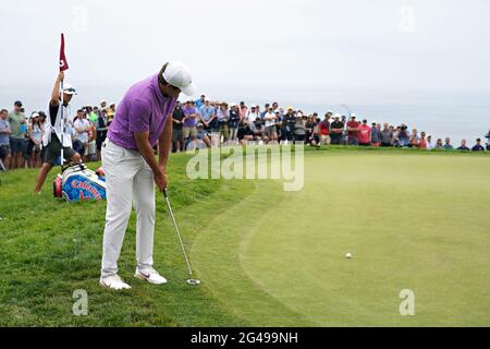 San Diego, États-Unis. 19 juin 2021. Scottie Scheffler des États-Unis, frappe un putt sur le deuxième vert lors de la troisième partie au 121e championnat américain ouvert au parcours de golf de Torrey Pines à San Diego, Californie, le samedi 19 juin 2021. Photo de Richard Ellis/UPI crédit: UPI/Alay Live News Banque D'Images