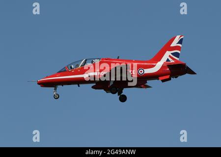 XX323, un Britannique Aerospace Hawk T1 exploité par l'équipe aérobatique de la Royal Air Force, The Red Arws, arrivant à l'aéroport de Prestwick à Ayrshire, en Écosse. L'équipe s'est arrêtée à Prestwick, avant de prendre l'avion pour l'Irlande du Nord le lendemain, pour effectuer une exposition pour la Journée des forces armées. Banque D'Images