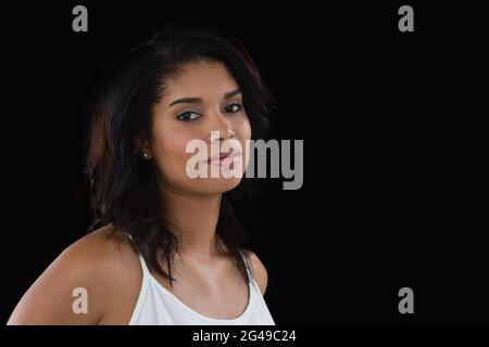 Femme debout sur fond noir Banque D'Images