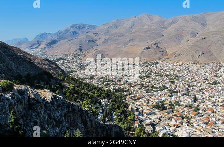 Belle vue depuis le haut de la colline sur la ville de Pothia, la capitale de l'île grecque de Kalymnos. Dodécanèse. Grèce Banque D'Images