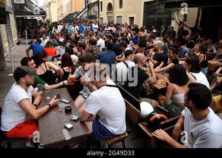 Marseille, France. 19 juin 2021. Les supporters français se sont rassemblés sur les terrasses de bars près du Vieux Port pour assister au match de football Euro 2020 entre la Hongrie et la France qui s'est terminé par un tirage de 1 contre 1. Crédit : SOPA Images Limited/Alamy Live News Banque D'Images