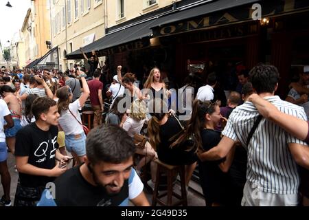 Marseille, France. 19 juin 2021. Les partisans français s'exclaquent après avoir légalisé la France contre la Hongrie alors qu'ils se sont rassemblés sur les terrasses de bars près du Vieux Port pour assister au match de football de l'Euro 2020 entre la Hongrie et la France qui s'est terminé par un tirage de 1 contre 1. Crédit : SOPA Images Limited/Alamy Live News Banque D'Images