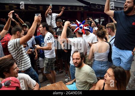 Marseille, France. 19 juin 2021. Les partisans français s'exclaquent après avoir légalisé la France contre la Hongrie alors qu'ils se sont rassemblés sur les terrasses de bars près du Vieux Port pour assister au match de football de l'Euro 2020 entre la Hongrie et la France qui s'est terminé par un tirage de 1 contre 1. Crédit : SOPA Images Limited/Alamy Live News Banque D'Images
