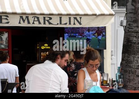 Marseille, France. 19 juin 2021. Les supporters français se sont rassemblés sur les terrasses de bars près du Vieux Port pour assister au match de football Euro 2020 entre la Hongrie et la France qui s'est terminé par un tirage de 1 contre 1. (Photo de Gerard Bottino/SOPA Images/Sipa USA) crédit: SIPA USA/Alay Live News Banque D'Images