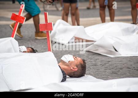 Barcelone, Espagne. 19 juin 2021. Les manifestants sont vus au sol à l'intérieur des sacs tout en portant des croisespendant la manifestation. Le samedi 29 juillet, journée marquée par des manifestations dans les principales villes du Brésil contre le président brésilien, Jair Bolsonaro. Les Brésiliens situés à Barcelone ont organisé une manifestation devant le conseil municipal de Barcelone pour se joindre aux manifestations de leur pays natal. (Photo de Thiago Prudencio/SOPA Images/Sipa USA) crédit: SIPA USA/Alay Live News Banque D'Images