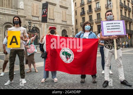 Barcelone, Espagne. 19 juin 2021. Des manifestants tiennent le drapeau du mouvement sans terre du brésil pendant la manifestation.le samedi 29 juillet, journée marquée par des manifestations dans les principales villes du Brésil contre le président brésilien, Jair Bolsonaro. Les Brésiliens situés à Barcelone ont organisé une manifestation devant le conseil municipal de Barcelone pour se joindre aux manifestations de leur pays natal. (Photo de Thiago Prudencio/SOPA Images/Sipa USA) crédit: SIPA USA/Alay Live News Banque D'Images