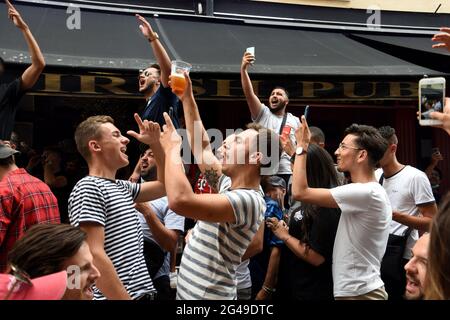 Marseille, France. 19 juin 2021. Les partisans français s'exclaquent après avoir légalisé la France contre la Hongrie alors qu'ils se sont rassemblés sur les terrasses de bars près du Vieux Port pour assister au match de football de l'Euro 2020 entre la Hongrie et la France qui s'est terminé par un tirage de 1 contre 1. (Photo de Gerard Bottino/SOPA Images/Sipa USA) crédit: SIPA USA/Alay Live News Banque D'Images