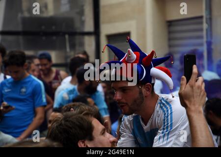 Marseille, France. 19 juin 2021. Un partisan français s'est exclaté après la légalisation de la France contre la Hongrie alors qu'ils se sont rassemblés sur les terrasses de bars près du Vieux Port pour assister au match de football de l'Euro 2020 entre la Hongrie et la France qui s'est terminé par un tirage de 1 à 1. (Photo de Gerard Bottino/SOPA Images/Sipa USA) crédit: SIPA USA/Alay Live News Banque D'Images