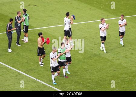 Munich, Allemagne. 19 juin 2021. Les joueurs de l'Allemagne accueillent les fans après le match de l'UEFA Euro 2020 Championship Group F entre le Portugal et l'Allemagne à Munich, en Allemagne, le 19 juin 2021. Credit: Shan Yuqi/Xinhua/Alay Live News Banque D'Images