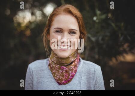 Portrait d'une femme souriante à la ferme Banque D'Images