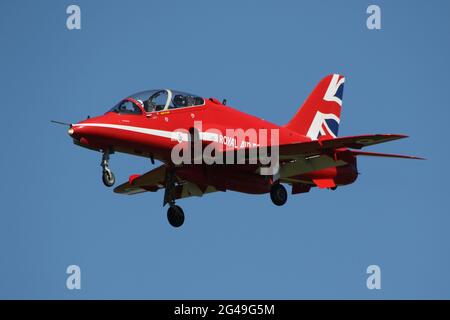 XX219, un Britannique Aerospace Hawk T1 exploité par l'équipe aérobatique de la Royal Air Force, The Red Arws, arrivant à l'aéroport de Prestwick à Ayrshire, en Écosse. L'équipe s'est arrêtée à Prestwick, avant de prendre l'avion pour l'Irlande du Nord le lendemain, pour effectuer une exposition pour la Journée des forces armées. Banque D'Images