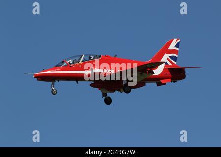 XX219, un Britannique Aerospace Hawk T1 exploité par l'équipe aérobatique de la Royal Air Force, The Red Arws, arrivant à l'aéroport de Prestwick à Ayrshire, en Écosse. L'équipe s'est arrêtée à Prestwick, avant de prendre l'avion pour l'Irlande du Nord le lendemain, pour effectuer une exposition pour la Journée des forces armées. Banque D'Images