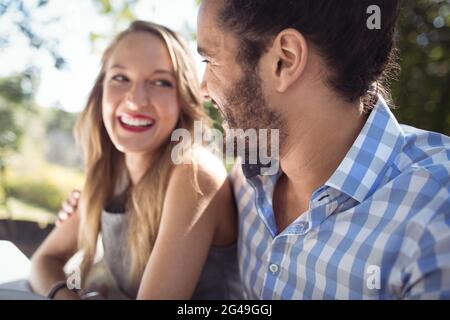 Heureux couple en interaction les uns avec les autres Banque D'Images