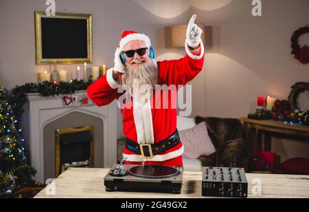 Santa Claus jouant un dj Banque D'Images