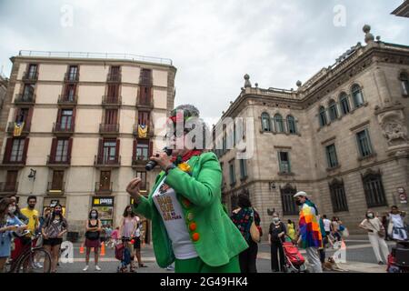 Barcelone, Espagne. 19 juin 2021. Un manifestant vu parler à travers un microphone pendant la manifestation.UN groupe mexicain qui pratique des rituels mayas préhispaniques a organisé une cérémonie de purification pour la Colombie, devant l'hôtel de ville de Barcelone, à l'invitation de groupes de Colombiens de Barcelone qui ont manifesté contre le président colombien, Ivan Duque Marquez, Son gouvernement et en faveur de la «grève civique indéfinie» et des manifestations dans le pays qui ont commencé le 28 avril 2021. Crédit : SOPA Images Limited/Alamy Live News Banque D'Images