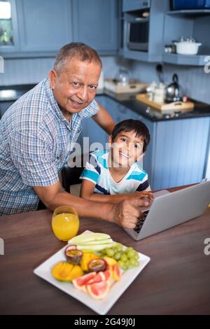 Portrait du grand-père et du fils à la table Banque D'Images