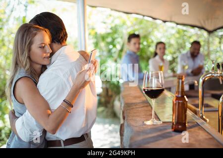 Couple s'embrassant au comptoir Banque D'Images