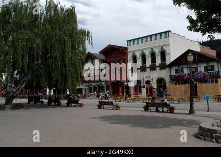 Scène à Leavenworth, Washington, une ville construite dans le style d'un village bavarois Banque D'Images