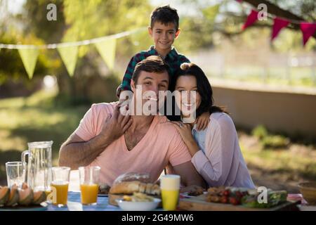 Bonne famille dans le parc Banque D'Images