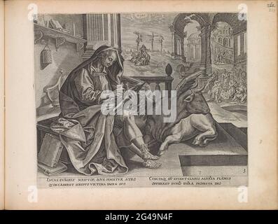 Evangéliste Lucas; S. LVCAS; quatre évangélistes; Theatrum Biblicum hoc est Historiae Sacrae Veteris et Novi Testamenti Tabulis Aeneis Expressae. L'évangéliste Lucas écrit son évangile. En plus de lui le OS ailé. En arrière-plan, la crucifixion du Christ et des deux criminels. Maria et d'autres se plaignent au pied de la croix. Sur le côté droit, l'adoration de l'enfant Christ à travers les bergers. Sous la, affichez un texte en latin. Cette impression fait partie d'un album. Banque D'Images